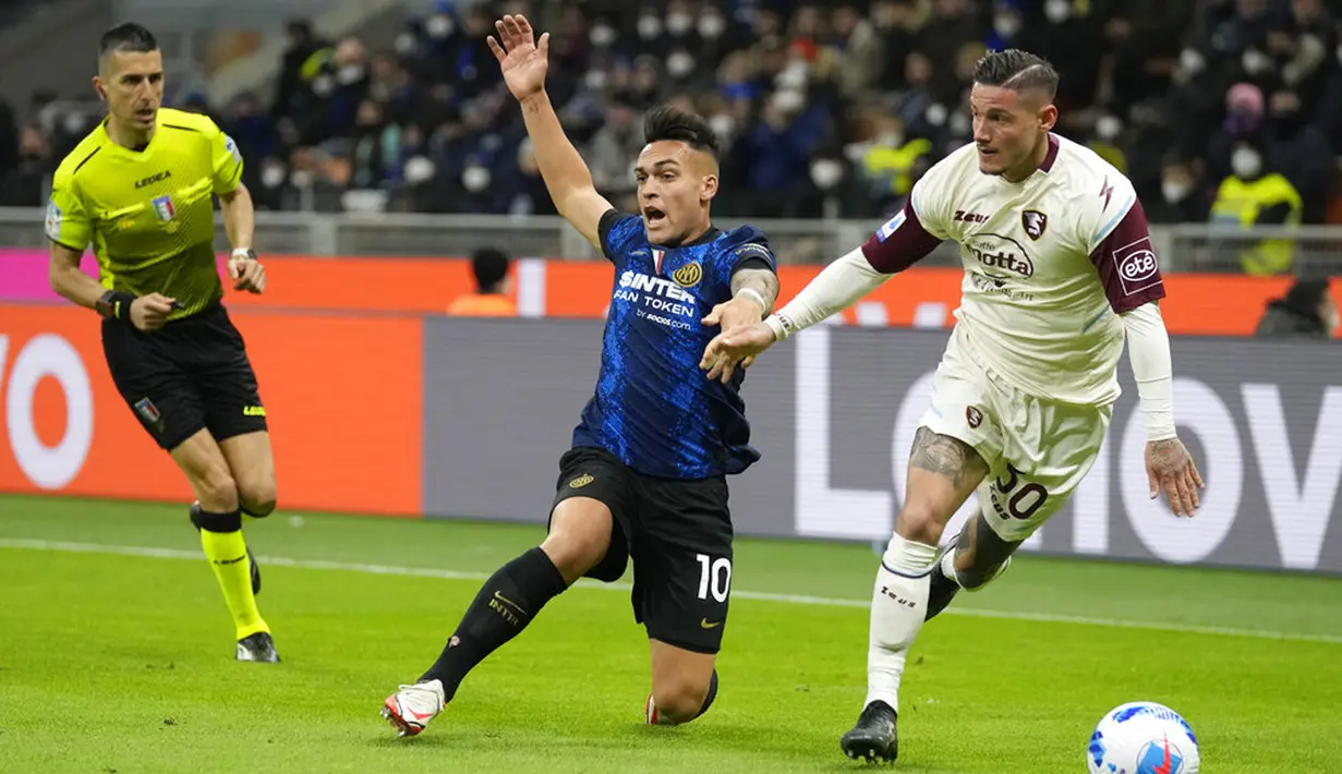 Pemain Inter Milan Lautaro Martinez (kiri) berebut bola dengan pemain Salernitana Pasquale Mazzocchi pada pertandingan Liga Italia di Stadion San Siro, Milan, Italia, 4 Maret 2022. Inter Milan menang 5-0. (AP Photo/Antonio Calanni)