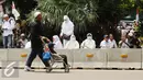 Massa aksi mendorong anak melintasi Jalan Merdeka Barat, Jakarta, Jumat (4/11). Massa melakukan aksi di depan Istana Negara menuntut penegakan hukum kasus dugaan penistaan agama. (Liputan6.com/Helmi Fithriansyah)