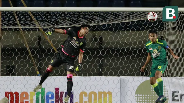 FOTO: Bermain dengan 10 Pemain, Persebaya Sementara Imbangi Persik 0-0 dalam Laga Grup C Piala Menpora 2021 - Satria Tama; Rachmat Irianto
