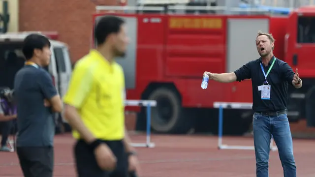 Foto: Ragam Reaksi Shin Tae-yong dan Alexandre Polking terhadap Wasit yang Memimpin Laga Indonesia vs Thailand di SEA Games 2021