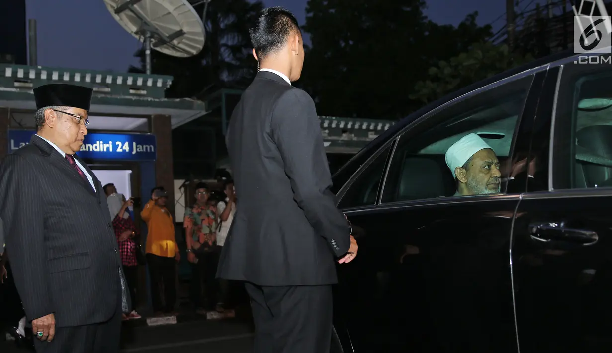 Ketua Umum Pengurus Besar Nahdlatul Ulama (PBNU) Said Aqil Siradj mengantar Grand Syeikh Al Azhar Mesir,  Ahmad Muhammad Ath-Thayeb seusai pertemuan di gedung PBNU, Jakarta, Rabu (2/5). (Liputan6.com/Herman Zakharia)