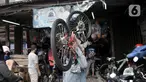 Warga memikul sepeda yang baru dibeli di sebuah toko di Kramat Jati, Jakarta, Minggu (21/6/2020). Dalam sebulan terakhir, penjualan sepeda di Ibu Kota meningkat hingga 50 persen seiring minat dan tren warga yang melonjak menggunakan transportasi gowes itu di masa pandemi. (merdeka.com/Iqbal Nugroho)