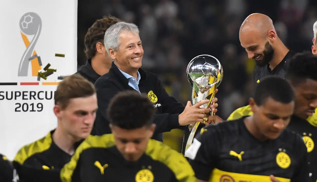 Prestasi terbaik Lucien Favre bersama Dortmund adalah memberi trofi Piala Super Jerman pada 2019. Mereka mengangkat piala itu setelah mengalahkan Bayern Munchen. (Foto: AFP/Ina Fassbender)
