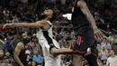 Aksi pemain San Antonio Spurs, Patty Mills (kiri) saat tembakannya diblok pemain Houston Rockets, Clint Capela pada gim kelima NBA basketball playoff series di San Antonio, (9/5/2017). Spurs menang 110-107. (AP/Eric Gay)