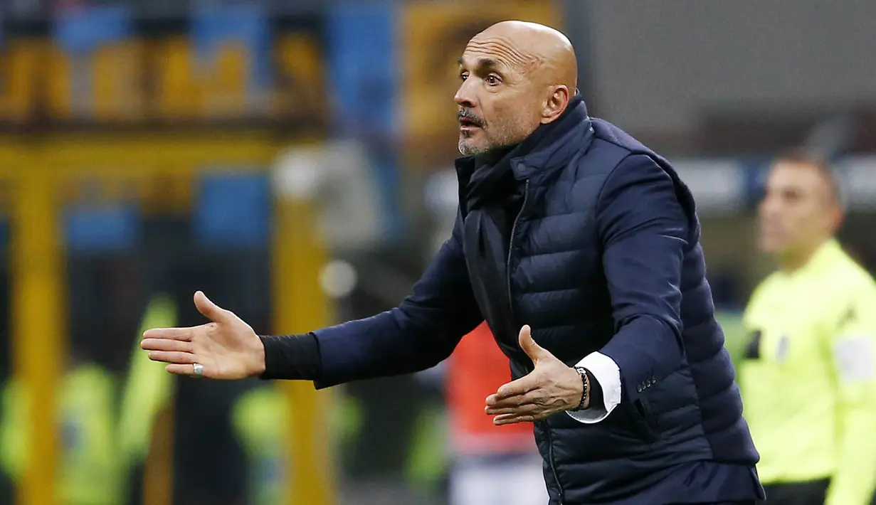 Pelatih Inter Milan, Luciano Spalletti, saat pertandingan melawan Udinese pada laga Serie A di Stadion Giuseppe Meazza, Milan, Sabtu (16/12/2017). Inter Milan takluk 1-3 dari Udinese. (AP/Antonio Calanni)