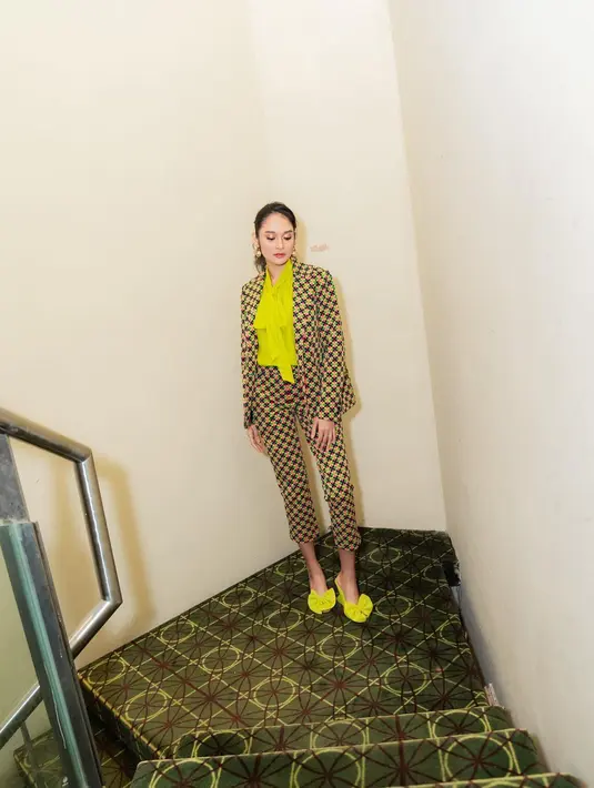 Gemi Nastiti Chaniago tampil memukau dengan setelan blazer dan celana bermotif kotak bernuansa kekuningan. Ia padukan dengan sempurna dengan blouse dengan detail pita di bagian depan dan selop heels yang sama-sama berwarna kuning. [Foto:Instagram/gemiinastiti]