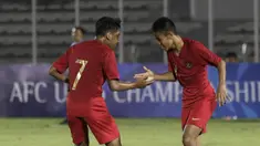 Pemain Timnas Indonesia U-16, Ruy Arianto dan Mochamad Faizal, merayakan gol ke gawang Brunei Darussalam pada laga babak Kualifikasi Piala AFC U-16 2020 di Stadion Madya, Jakarta, Jumat (20/9). Indonesia menang 8-0 atas Brunei. (Bola.com/Yoppy Renato)