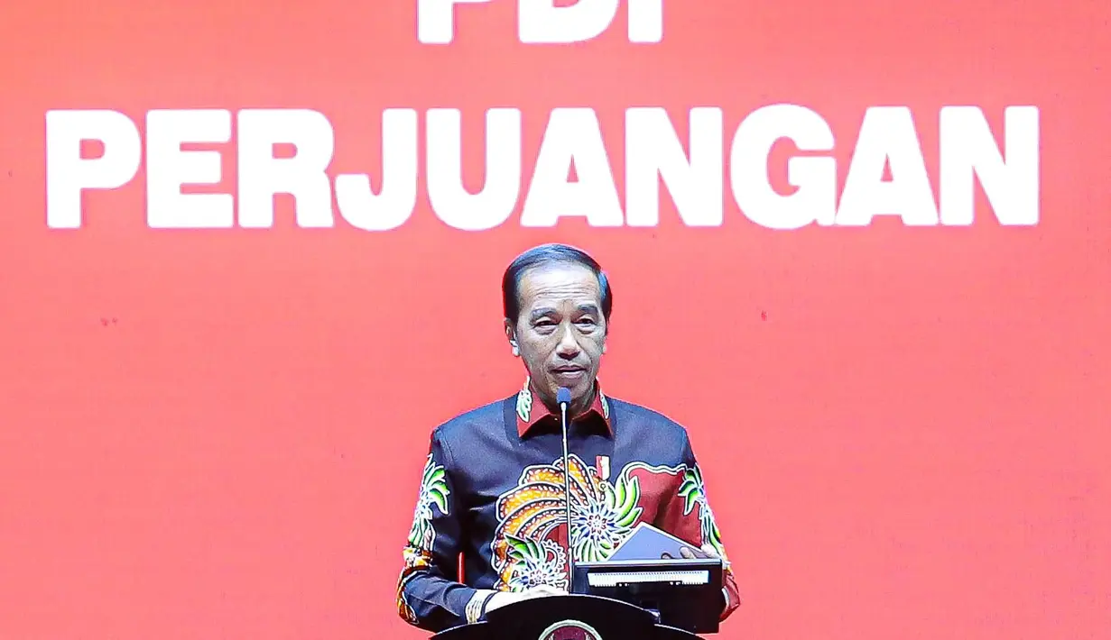 <p>Presiden Joko Widodo menyampaikan pidato politiknya dalam HUT ke-50 PDI Perjuangan di JIExpo, Kemayoran, Jakarta, Selasa (10/1/2023). HUT ke-50 tahun PDI Perjuangan bertemakan Genggam Tangan Persatuan Dengan Jiwa Gotong Royong dan Semangat Api Perjuangan Nan Tak Kunjung Padam. (FOTO: Dok. Istimewa)</p>