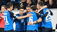 Para pemain Hoffenheim merayakan gol ke gawang Bayern Munchen pada laga Bundesliga di Rhein-Neckar Arena, Sinsheim, Selasa (4/4/2017). (AFP/Thomas Keinzle)
