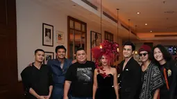 Film Rumah Teteh: Story Of Helena disutradarai oleh Nanang Istiabudi. Sang sutradara berhasil mengemas cerita ini dengan baik, menggabungkan elemen horor dan drama yang membuat penonton terhanyut dalam alur cerita. Film yang diangkat dari kisah nyata ini tidak hanya mengandalkan cerita yang menarik, tetapi juga didukung oleh penampilan para aktor yang solid. (Liputan6.com/IG/@erdin.werdrayana)
