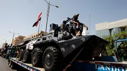 Kendaraan tempur lapis baja saat dibawa pasukan keamanan Irak saat parade militer di jalanan Kota Baghdad, Irak, Selasa (12/7). Irak memamerkan kekuatan peralatan tempur unggulannya sebagai langkah lanjutan menggempur ISIS. (REUTERS/Khalid al Mousily)