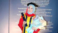 Nabilah Ayu eks JKT48 baru saja menjalani wisuda setelah dinyatakan lulus dan menyandang gelar Sarjana Hukum. Tampak dalam unggahan di Instagram, Nabilah membagikan momen dirinya menghadiri acara wisuda di Universitas Pelita Harapan. (Instagram/nblh.ayu)