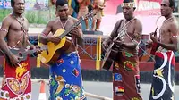 Acara Festival Teluk Humbold II di Terminal Mesran, Jayapura, Papua, Jumat (6/8). Festival ini digelar untuk melestarikan adat istiadat dan budaya masyarakat asli Jayapura. (Antara)