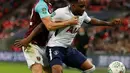 Pemain Tottenham Hotspur, Danny Rose berebut bola dengan pemain West Ham United, Sam Byram pada babak keempat Piala Liga Inggris di Wembley, Kamis (26/10). The Spurs tersingkir dari Piala Liga setelah dikalahkan West Ham 2-3 (AP Photo/Kirsty Wigglesworth)