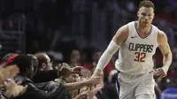 Pemain Los Angeles Clippers, Blake Griffin  merayakan keberhasilan mencetak poin saat melawan Memphis Grizzlies pada laga NBA basketball game, di Staples Center, Los Angeles, (2/1/2018). Clippers menang 113-105. (AP/Jae C. Hong)