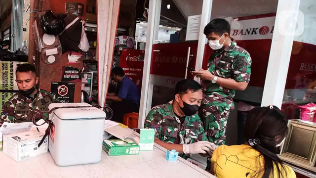Vaksinasi Booster COVID-19 di Pasar Palmerah