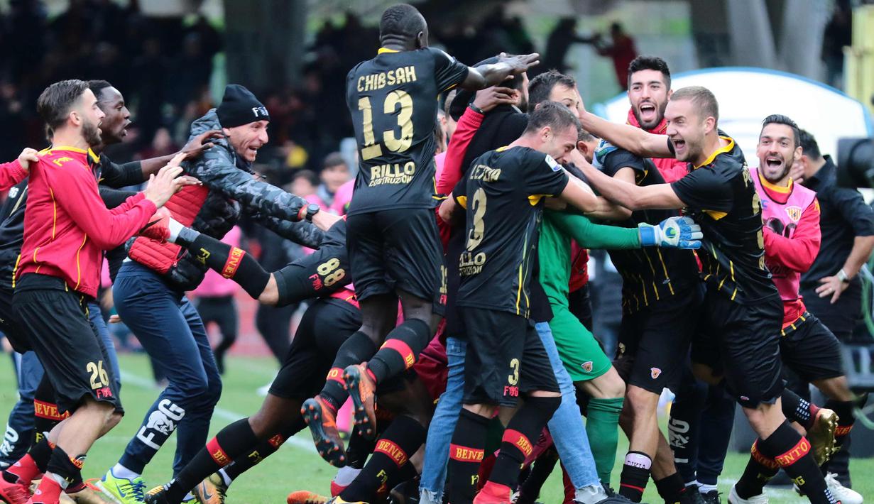 Para pemain Benevento melakukan selebrasi usai kiper Alberto Brignoli mencetak gol ke gawang AC Milan pada menit-menit akhir pertandingan saat bertanding pada lanjutan Liga Serie A Italia di Italia (3/12). (AFP Photo/Carlo Hermann)