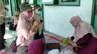 Himpunan Mahasiswa (Hima) Program Studi (Prodi) S1 Gizi Universitas Nahdlatul Ulama Surabaya (Unusa) menjalankan Program Holistik Pembinaan dan Pemberdayaan Desa. (Foto: Liputan6.com/Dian Kurniawan)