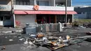 Sejumlah toko dijarah dan bangunan dibakar. (Delphine Mayeur/AFP)
