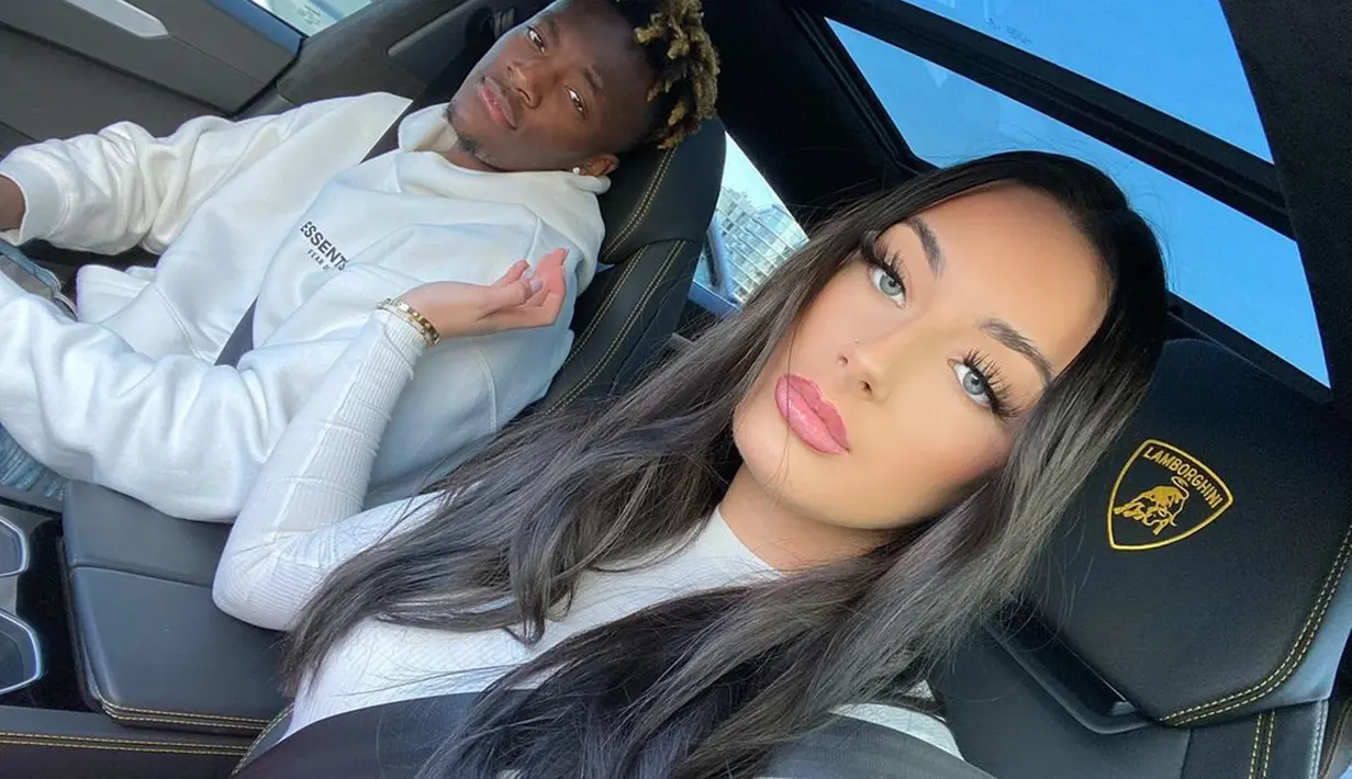 Tammy Abraham dan Leah Monroe selalu kompak di berbagai momen. Seperti saat Tammy mengajak Leah berkeliling kota dengan mobil mewahnya. Kekompakan juga terlihat dari outfit yang dikenakan Tammy dan Leah Monroe saat hangout. (Liputan6.com/IG/@leahmonroe_)