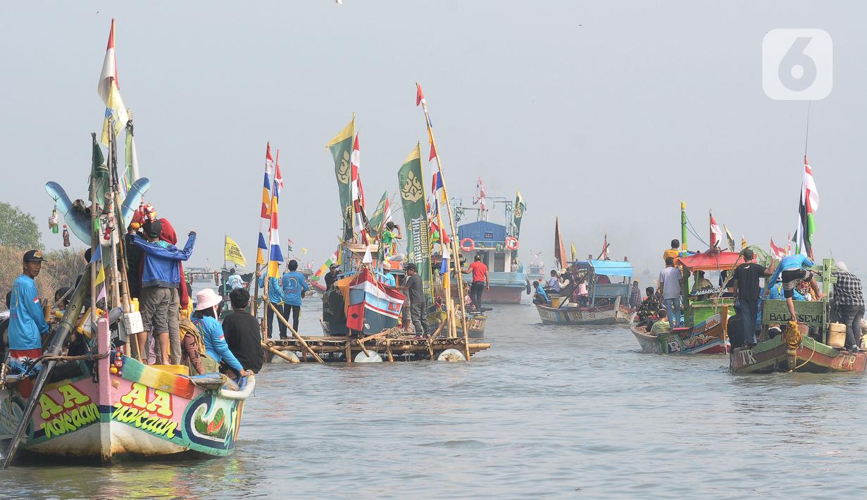 Sejumlah kapal nelayan dengan berbagai hiasan meramaikan Tradisi Nadran, atau sedekah bumi dengan melarungkan sesaji ke tengah laut, di Muara Angke, Jakarta, Minggu (26/11/2023). (merdeka.com/Imam Buhori)
