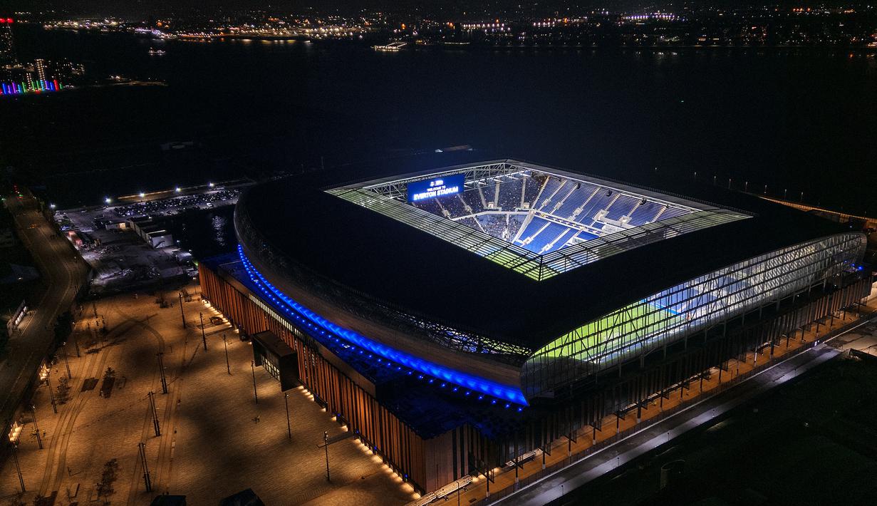 Foto udara yang memperlihatkan para penggemar di dalam stadion baru Everton, Bramley Moore Dock, selama pertandingan uji coba persahabatan antara Everton U18 melawan Wigan U18 di Liverpool, Inggris, Senin (17/02/2025) waktu setempat. (AFP/Paul Ellis)
