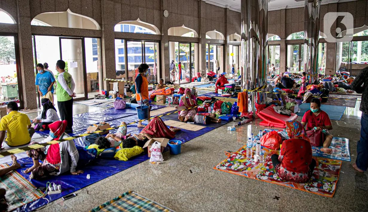 Warga korban banjir Cipinang Melayu beristirahat saat mengungsi di Masjid Universitas Borobudur, Jakarta, Minggu (21/2/2021). Sebanyak 60 orang warga dari RW 04 Kelurahan Cipinang Melayu mengungsi karena permukimannya terendam banjir akibat luapan air Kali Sunter. (Liputan6.com/Faizal Fanani)