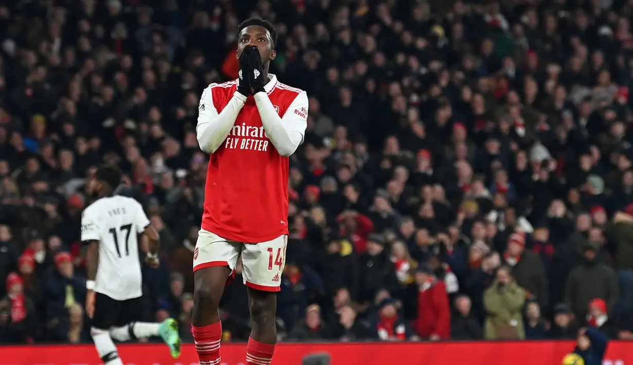 Reaksi kecewa pemain Arsenal, Eddie Nketiah setelah gagal mencetak gol ke gawang Manchester United pada laga lanjutan Liga Inggris 2022/2023 yang berlangsung di Emirates Satdium, London, Minggu (23/01/2023). Arsenal berhasil menang dengan skor 3-2 atas Manchester United. (AFP/Glyn Kirk)