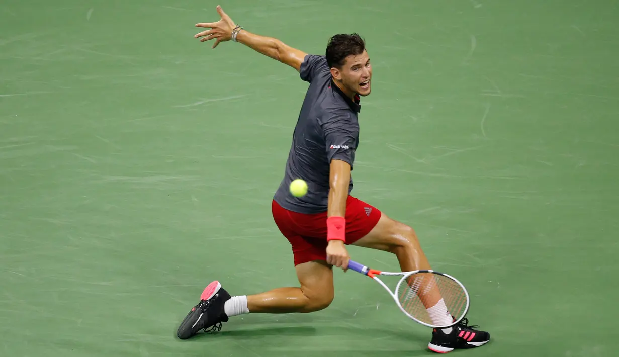 Petenis Austria, Dominic Thiem menggembalikan bola Rafael Nadal dari Spanyol saat bertanding pada perempat final turnamen AS Terbuka di New York, AS, (5/9). Nadal menang atas Dominic Thiem 0-6, 6-4, 7-5, 6-7 (4-7), 7-6 (7-5). (AP Photo/Jason DeCrow)
