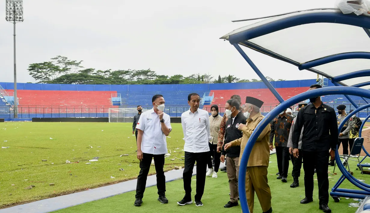 Dalam kesempatan itu, Jokowi yang didampingi Ketua Umum PSSI Mochamad Iriawan sempat melihat langsung sejumlah lokasi di stadion. (AFP/Handout/Indonesia Presidential Palace)