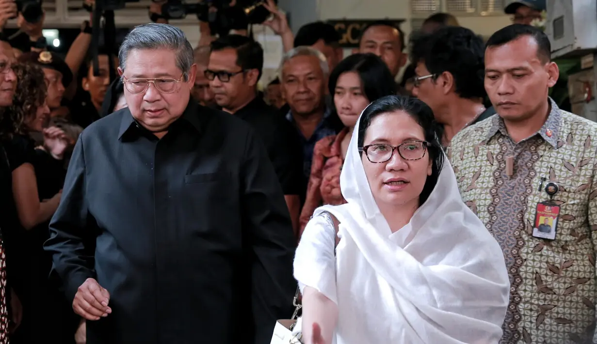 Mantan Presiden SBY beserta istri mengaku terpuaskan dengan penampilan Mike pada acara yang digelar di Djakarta Theatre pada Sabtu malam. Tapi keduanya melihat ada yang berbeda dari segi fisiknya. (Adrian Putra/Bintang.com)