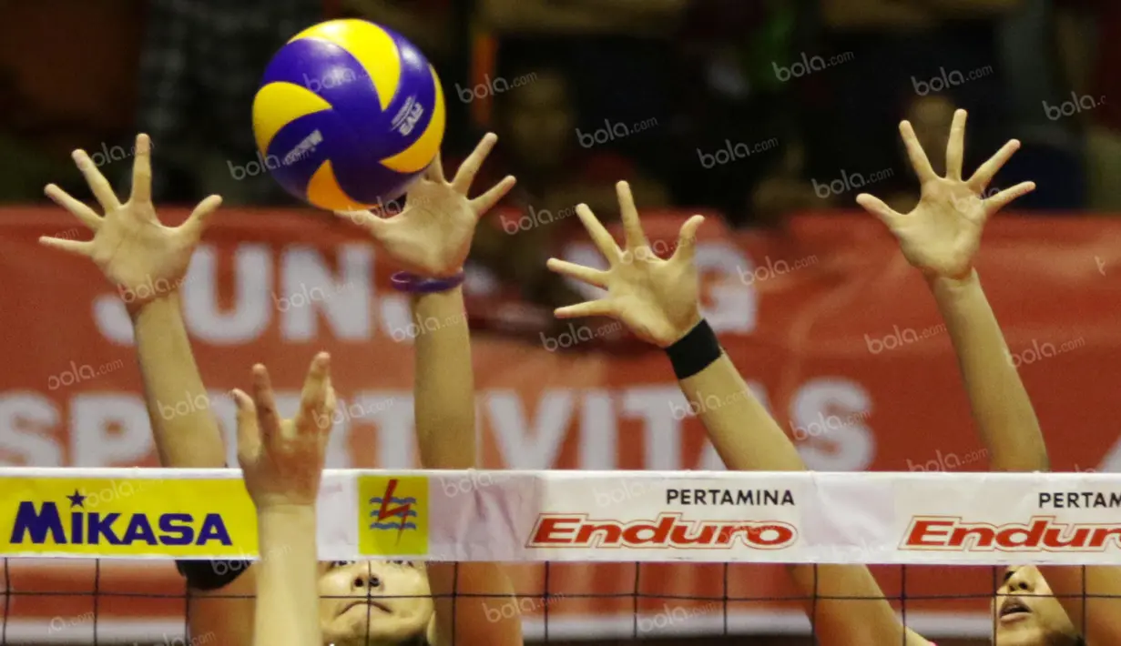 Aksi dua pemain putri Jakarta Pertamina Energi saat melakukan blok pada lanjutan Proliga 2016 di Hall Basket Gelora Bung Karno, Senayan, Jakarta, Sabtu (2/4/2016). (Bola.com/Nicklas Hanoatubun)