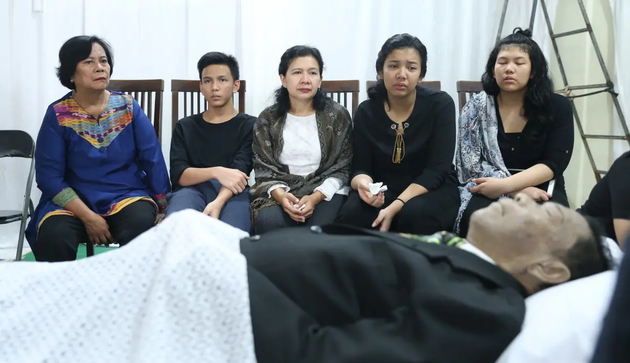 Lois berusaha untuk tetap tegar, ia dan kelima anaknya mengaku ikhlas dengna kepergian Advent Bangun. "Kita sudah ikhlas. Kalau ini yang terbaik, kami sudah ikhlas kok," lanjutnya. (Nurwahyunan/Bintang.com)