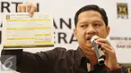 Ketua Bidang Humas DPP PKS Dedi Supriadi memperlihatkan bukti peneriman terkait pemecatan terhadap Fahri Hamzah, Jakarta, Senin (4/4). Keputusan pemberhentian Fahri diambil karena dianggap melanggar disiplin organisasi. (Liputan6.com/Immanuel Antonius)