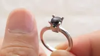 Cincin dari potongan kuku. (screenshot YouTube Kiwami Japan/https://www.youtube.com/watch?v=JKi85QNr7zo/Novi Thedora)