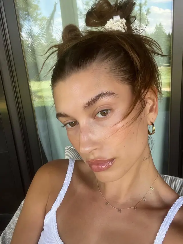 Bukan Pink, Tren Blonzer ala Hailey Bieber yang Bikin Wajah Merona Sekaligus Berdimensi