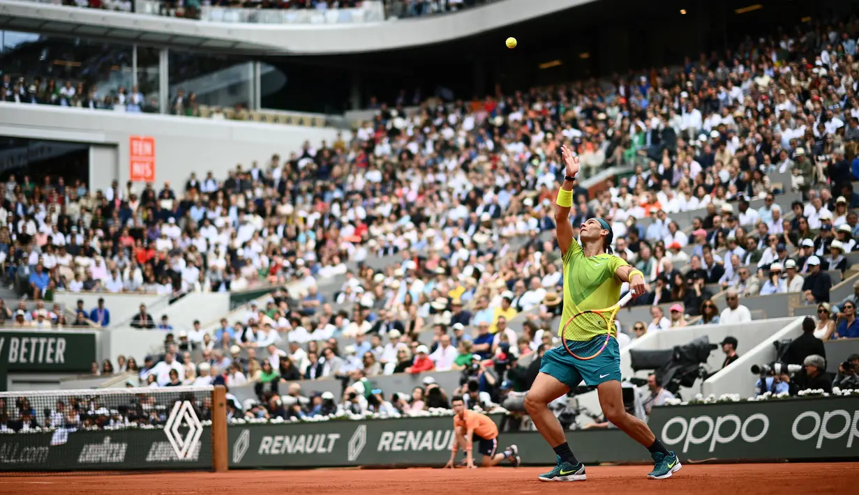 Nadal mengalami perlawanan sengit di set pertama. Sempat unggul dua gim, skor petenis 36 tahun itu bisa ditipiskan oleh Ruud menjadi 2-1 pada gim ketiga. Hal tersebut berlanjut hingga gim keenam dan kedelapan yang berselisih dua angka. (AFP/Christophe Aarchambault)