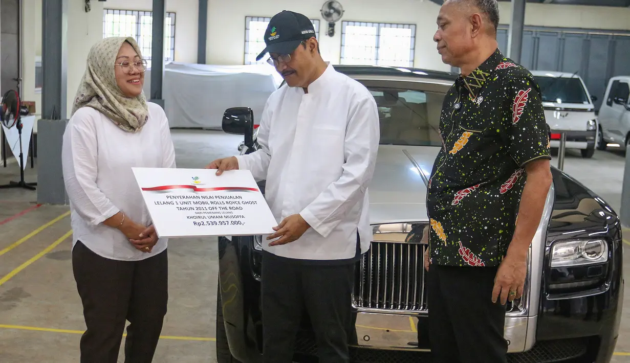 Kementerian Sosial (Kemensos) melakukan serah terima kendaraan 1 unit Rolls Royce kepada pemenang lelang. Sebelumnya, Kemensos berhasil melelang mobil Rolls Royce tersebut senilai Rp2.539.957.000. (merdeka.com/Arie Basuki)