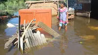 Perabotan rumah dibiarkan teredam setelah muncul air di gumuk pasir. (Foto : Sukro Riyadi)