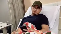 Cedera Di Bagian Lutut, Ini 6 Potret Tommy Kurniawan Usai Operasi. (Sumber: Instagram/tommykurniawann dan Instagram/lisyanurrahmii)