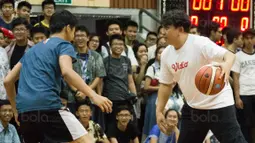 Augie Fantinus one-on-one dengan penonton di Kolese Kanisius, Jakarta, Jumat (2/2/2018). Pengenalan NBA ke sekolah ini untuk meningkatkan animo generasi muda Indonesia untuk semakin mengenal dan mencintai basket. (Bola.com/Asprilla Dwi Adha)