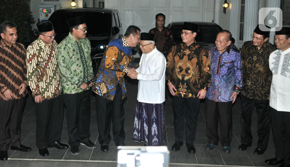 Wakil Presiden terpilih Ma'ruf Amin (tengah) bersalaman dengan Ketua MPR Bambang Soesatyo di kediamannya, Jalan Situbondo, Jakarta, Selasa (15/10/2019). Pimpinan MPR mengantarkan undangan pelantikan Presiden dan Wakil Presiden pada 20 Oktober 2019 mendatang. (merdeka.com/Iqbal Nugroho)