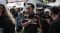 Komedian Denny Cagur datang mengunjungi pelawak Tri Retno Prayudati alias Nunung Srimulat di Rumah Tahanan Narkoba Mapolda Metro Jaya, Jakarta, Kamis (25/7/2019). Nunung ditangkap pihak kepolisian pada 19 Juli lalu bersama suaminya, July Jan Sambiran di kediamannya. (Liputan6.com/Faizal Fanani)