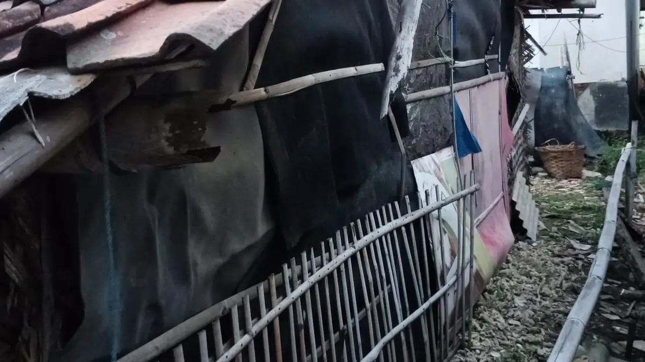 Nenek Wasmi tinggal sebatangkara di gubuk reyot di Karawang. (Foto: Liputan6.com/Abramena)
