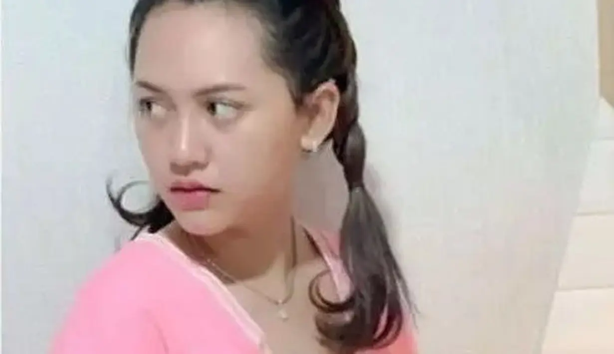 Di luar panggung, look natural Happy Asmara masih terlihat ayu bagi fans. [Instagram @happy_asmara77]