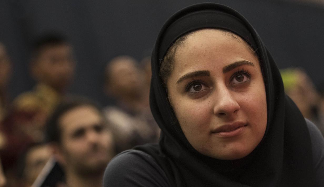 Karateka asal Iran tampak serius menyaksikan rekan-rekannya bertanding pada Kejuaraan Dunia Karate Junior, Cadet, dan U-21 2015. (Bola.com/Vitalis Yogi Trisna)