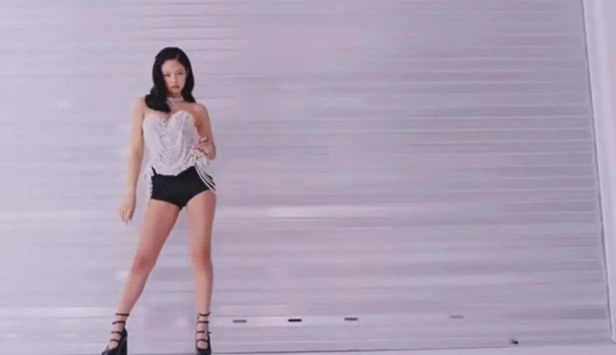 Dalam video klip Shut Down, Jennie tampil memukau nan seksi mengenakan korset berlapis mutiara putih. Dipadukan short pants hitamnya. Credit: YG Entertaiment