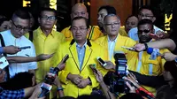 Wakil Ketum Partai Golkar versi Munas di Jakarta, Priyo Budi Santoso menyambangi kantor Kementerian Hukum dan HAM, Senin (8/12/2014). (Liputan6.com/Johan Tallo)