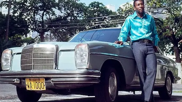 Pele berpose di salah satu mobil Mercedes-Benz  (Autojosh)