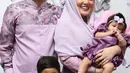 Penyanyi Nindy Ayunda dan Suaminya, Askara Parasady foto bersama dengan anak pertama dan keduanya saat syukuran aqiqah anak ke-2 nya, Kanara di Jakarta, Sabtu (21/1). (Liputan6.com/Herman Zakharia)